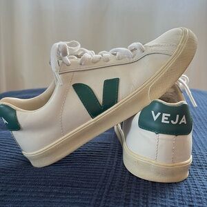 Veja sneakers in nice condition size 5 US/36 EUR.